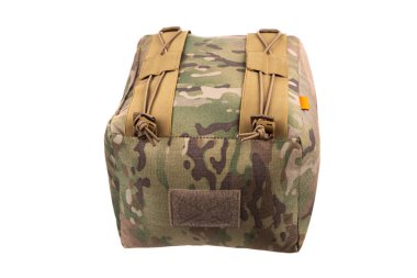 Kamuflaj desenli bir taktik barikat çantası. Çanta barikatlardan ya da düzensiz yüzeylerden ateş edildiğinde ateşli silahlara istikrar sağlamak üzere tasarlandı. Beyaz arka planda izole edilmiş..