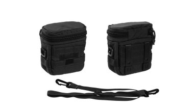 Beyaz arka plan üzerinde MOLLE sistemi ve omuz askısı olan siyah taktik çanta, açık hava ve askeri kullanım için ideal.