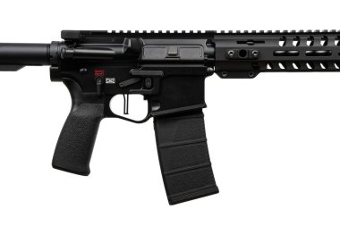 Modern otomatik tüfek beyaz arka planda izole edilmiş. Polis, özel kuvvetler ve ordu için silahlar. Otomatik karabina. Beyaz sırtlı saldırı tüfeği..