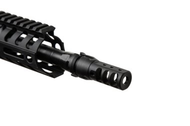 Tüfek namlusuna yakın çekim. Modern otomatik tüfek beyaz arka planda izole edilmiş. Polis, özel kuvvetler ve ordu için silahlar. Otomatik karabina. Beyaz sırtlı saldırı tüfeği..