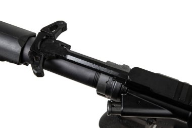 Tüfeğin cıvatasını yakın çekim. Modern otomatik tüfek beyaz arka planda izole edilmiş. Polis, özel kuvvetler ve ordu için silahlar. Otomatik karabina. Beyaz sırtlı saldırı tüfeği..