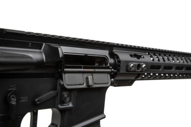 Tüfeğin cıvatasını yakın çekim. Modern otomatik tüfek beyaz arka planda izole edilmiş. Polis, özel kuvvetler ve ordu için silahlar. Otomatik karabina. Beyaz sırtlı saldırı tüfeği..