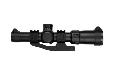 Beyaz arka planda modern bir keskin nişancı dürbünü. Uzun mesafelerde nişan almak ve ateş etmek için optik aygıt.