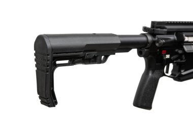 Modern otomatik tüfek beyaz arka planda izole edilmiş. Polis, özel kuvvetler ve ordu için silahlar. Otomatik karabina. Beyaz sırtlı saldırı tüfeği..