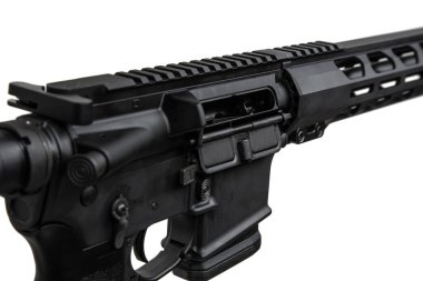 Modern otomatik tüfek beyaz arka planda izole edilmiş. Polis, özel kuvvetler ve ordu için silahlar. Otomatik karabina. Beyaz sırtlı saldırı tüfeği..