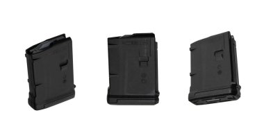 Tüfek ya da tüfek için şarjör. Silahlar için mühimmat. Beyaz arkaplanda izole et.