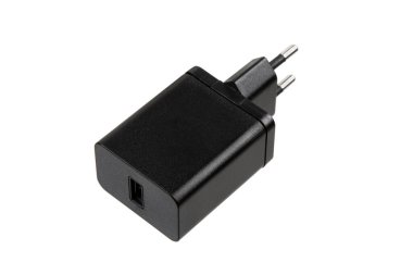 Beyaz arka planda izole edilmiş, çeşitli elektronik cihazları şarj etmek için uygun bir siyah USB duvar şarj cihazı..