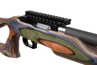 Yarı otomatik .22LR tüfek, özel ahşap kaplamalı, ergonomik kabzalı ve hassas atış için düz namlulu. Atış talimi, spor atışı ve av için ideal..
