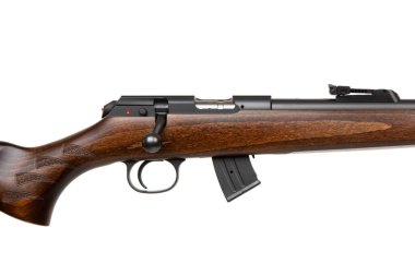 22 kalibrelik ahşap bir depoda küçük delikli sürgülü tüfek. Avlanmak ve spor yapmak için küçük bir tüfek. Beyaz arkaplanda izole et.