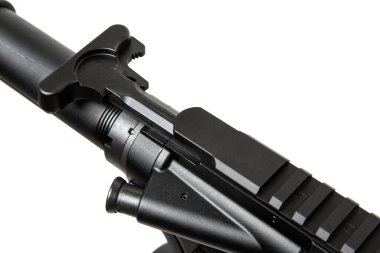 Modern otomatik tüfek beyaz arka planda izole edilmiş. Polis, özel kuvvetler ve ordu için silahlar. Otomatik karabina. Beyaz sırtlı saldırı tüfeği..