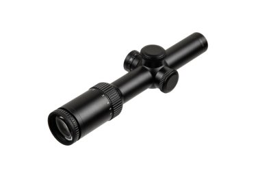 Siyah tüfek dürbünü ve büyütme ayarlarıyla, beyaz bir arkaplanda izole edilmiş, avcılık veya taktik kullanım için ideal, atıcılar için hassasiyet ve doğruluk sağlayan.