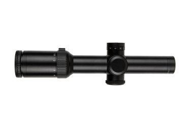 Siyah tüfek dürbünü ve büyütme ayarlarıyla, beyaz bir arkaplanda izole edilmiş, avcılık veya taktik kullanım için ideal, atıcılar için hassasiyet ve doğruluk sağlayan.