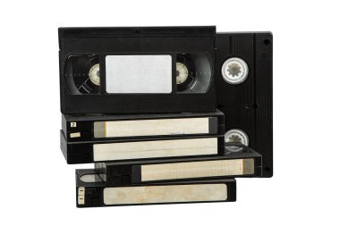 Beyaz arka planda izole edilmiş klasik VHS kasetler ev video kaydı ve çalma analog dönemini anımsatıyor..