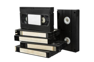 Beyaz arka planda izole edilmiş klasik VHS kasetler ev video kaydı ve çalma analog dönemini anımsatıyor..