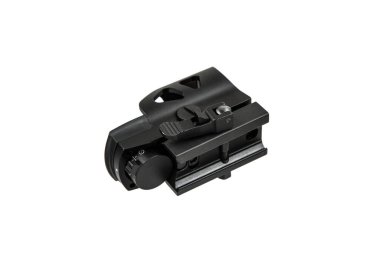 Ateşli silahlara nişan almak için tasarlanmış, beyaz bir arka planda izole edilmiş, ayarlama düğmeleri ve monte edilmiş bir tabanı olan siyah taktik refleks görüşü..