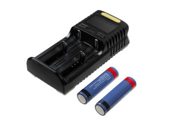 İki tane mavi ve kırmızı şarj edilebilir batarya, beyaz arka planda izole edilmiş, elektronik cihaz, güç kaynağı, enerji deposu..