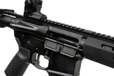 Hafif modüler tasarımı olan modern AR-style tüfek, siyah mat kaplama, ayarlanabilir stok, Picatinny ray, ergonomik kavrama ve M-LOK cankurtaran. Taktik veya spor atışları için mükemmel..