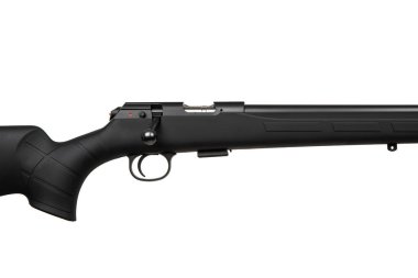 22 kalibrelik plastik bir depoda küçük delikli sürgülü tüfek. Avlanmak ve spor yapmak için küçük bir tüfek. Beyaz arkaplanda izole et.