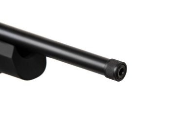 22 kalibrelik plastik bir depoda küçük delikli sürgülü tüfek. Avlanmak ve spor yapmak için küçük bir tüfek. Beyaz arkaplanda izole et.