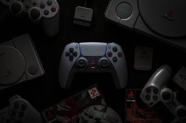 Odessa, Ukrayna - 16 Aralık 2024: PlayStation 'ın PlayStation ve PlayStation konsollarıyla çevrili 30. yıldönümü için sınırlı sayıda üretilmiş çift duyulu oyun alanı grisi. Koyu arkaplan.