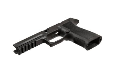 Siyah polimer tabanca çerçevesi, beyaz arka planda izole edilmiş, modern ateşli silah tasarımı, taktik aksesuar demiryolu, ergonomik kavrama, hafif, dayanıklı malzeme, özelleştirme için ideal, atış sporu.