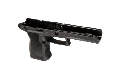 Siyah polimer tabanca çerçevesi, beyaz arka planda izole edilmiş, modern ateşli silah tasarımı, taktik aksesuar demiryolu, ergonomik kavrama, hafif, dayanıklı malzeme, özelleştirme için ideal, atış sporu.