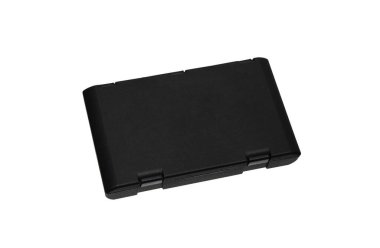 Siyah, dikdörtgen, menteşeli, küçük nesneler veya araçlar depolamak için uygun beyaz bir arkaplanda izole edilmiş, kapalı bir plastik kutu..