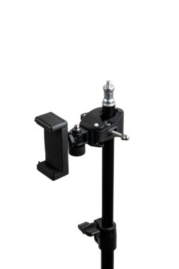 Beyaz arka planda izole edilmiş akıllı telefon ya da kamera gibi cihazları tutmak için uygun ayarlanabilir klemp tutuculu bir siyah tripod standı.