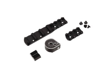 Beyaz bir arka planda izole edilmiş, montaj ya da onarım amacıyla mükemmel bir şekilde monte edilmiş parantez, vida ve dişli benzeri mekanizma içeren bir takım siyah plastik ve metal bileşenler..