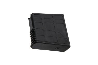 Ateşli bir silah için siyah, dikdörtgen bir şarjör, beyaz arka planda izole edilmiş dokulu bir yüzey ve kompakt bir tasarım içeriyor..