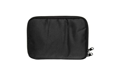 Dayanıklı kumaştan yapılmış, beyaz bir arka planda izole edilmiş, elektronik eşya, aksesuar veya seyahat gereksinimleri depolamak için ideal siyah fermuarlı bir kese..