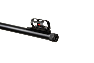 Görüntü, beyaz arka planda izole edilmiş fiber optik görüşlü bir ateşli silah namlusunun ön görüşünü gösteriyor. Görme mekanizmasının hassasiyetini ve tasarımını vurguluyor..