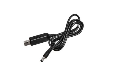 Beyaz zemin üzerinde izole edilmiş siyah bir USB güç kablosu, her iki konnektörü de açıkça gösteriyor, çeşitli elektronik cihazları şarj etmek veya çalıştırmak için kullanışlı.