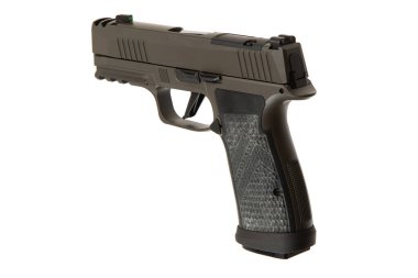 Beyaz bir arka plan, yan görüş, nefsi müdafaa ya da kolluk kuvveti kullanımı için ideal, desenli ve modern tasarımı olan haki renkli bir tabanca..