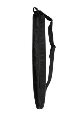 Fermuarlı ve ayarlanabilir omuz kayışlı bir siyah çanta, beyaz arka planda izole edilmiş, müzik aletleri veya ekipman gibi şeyleri depolamak ve taşımak için uygun.