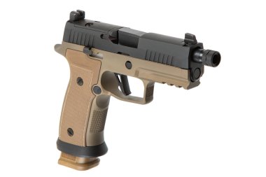 Esmer, yarı otomatik, dokulu kabzalı, uzun şarjörlü ve kabzalı bir tabanca, beyaz arka planda izole edilmiş, taktiksel ve askeri bağlamlara uygun..