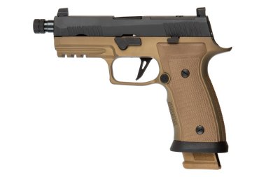 Esmer, yarı otomatik, dokulu kabzalı, uzun şarjörlü ve kabzalı bir tabanca, beyaz arka planda izole edilmiş, taktiksel ve askeri bağlamlara uygun..