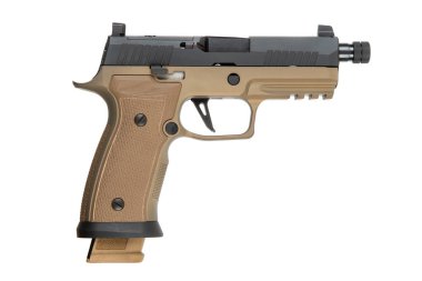 Esmer, yarı otomatik, dokulu kabzalı, uzun şarjörlü ve kabzalı bir tabanca, beyaz arka planda izole edilmiş, taktiksel ve askeri bağlamlara uygun..