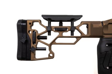 Ayarlanabilir tüfek deposu, siyah ayarlama düğmeleri ve vidaları olan bronz metal bir çerçeve, hassasiyet ve kişiselleştirme için tasarlanmış, beyaz arka planda izole edilmiş..