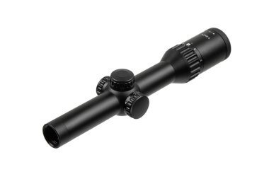 Ayarlama düğmeleri ve büyütme ayarları olan siyah bir tüfek dürbünü hassas atış ve avlanma için idealdir. Beyaz arkaplanda izole et.