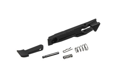 Ateşli silahların bakımı ve onarımı için ideal, beyaz arka planda izole edilmiş, bir kol, pim, yaylar ve diğer küçük parçaları içeren parçalanmış bir silah parçası seti..