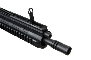 Beyaz bir arka planda izole edilmiş demiryolu sistemi ve ön görüş direğinin yer aldığı gerçek AR tipi bir karabinanın pnömatik plastik bir kopyası olan namlunun ve görme cihazlarının ayrıntılı bir görüntüsü..