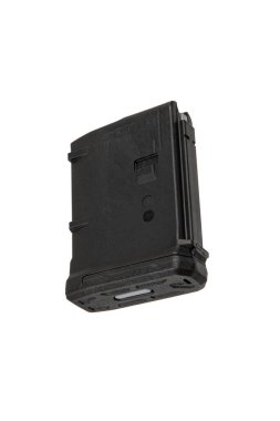 5.56 NATO tüfeği için siyah polimer bir şarjör, kompakt ve dayanıklı, taktiksel kullanıma uygun, beyaz arka planda izole edilmiş.