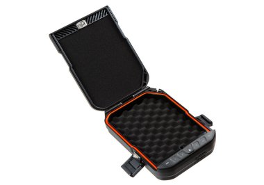 Portakal kaplamalı, içi köpüklü, beyaz arka planda izole edilmiş silah veya değerli eşyalar depolamak için açık siyah kasa..