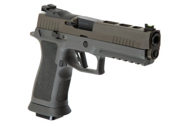 Beyaz bir arka planda izole edilmiş, desenli, taktik demiryolu ve görülebilir görüşe sahip, taktiksel kullanım ve ateşli silah meraklıları için ideal bir yarı otomatik tabanca..