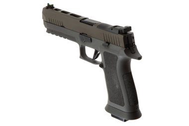 Beyaz bir arka planda izole edilmiş, desenli, taktik demiryolu ve görülebilir görüşe sahip, taktiksel kullanım ve ateşli silah meraklıları için ideal bir yarı otomatik tabanca..