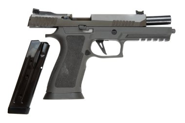 Yarı otomatik kabzalı ve uzun şarjörlü bir tabanca, kısmen açık bir kaydırak, namluyu ortaya çıkarıyor, şarjör ayrılıyor ve yanına yerleştiriliyor, beyaz bir arka planda izole edilmiş..