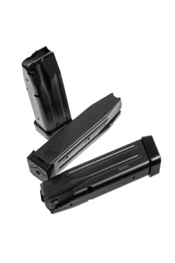 Ateşli silahlar ve aksesuarlarla ilgilenenler için önemli olan tasarım ve inşaatlarını vurgulayan siyah ateşli silah dergileri beyaz bir zemin üzerine dizilmiş.