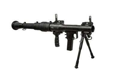 Beyaz bir arka planda izole edilmiş, bipod standı, tutuşu ve görüşü olan siyah bir roketatar, askeri kullanım ve taktik uygulamalar için ideal..