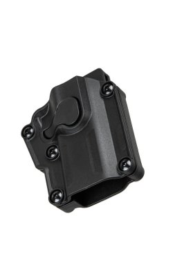 Kemer tokalı siyah polimer tabanca kılıfı, güvenlik eklentisi için dört vida, ve beyaz bir arka planda izole edilmiş ateşli silah muhafazası için konturlu bir tasarım..